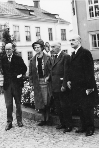 Från vänster 1 Guldsmed Beyron Milton. 2. Landsantikvarie Dagmar Selling. 3. Landshövding Ivar Persson. 4. Fabrikör Karl Malmberg  Hembygdsföreningen med anledning målningar i husen utmed Storgatan  Bilden tagen på Vimmerby torg. 