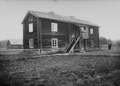 Småland Rumskulla sn Wentzelholm  Ur Kalmar läns museums arkiv neg. nr B 652.     
Detta eller ett likadant hus (fanns troligen två) flyttades till Gästgivarehagen i Vimmerby.           