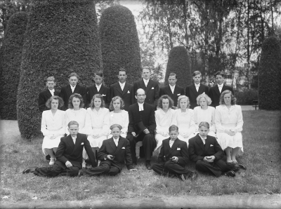 Frödinge konfirmander 1947
Stående från vänster: Nils Johansson Sune Arvidsson Erik Svensson Anders Pettersson Allan Lindvall Allan Gustavsson Inge Karlsson Lennart Karlsson 
Sittande från vänster: Marianne Magnusson Hillevi Gunnarsson Viola Andersson Ulla Blomstrand prästen Erik Nilsson Anna-Greta Johansson Gunnel Danielsson Ingegerd Pettersson Kerstin Karlsson
Sittande i gräset: Lennart Fransson Bengt-Olof Nilsson Filip Pettersson Erik Gustavsson