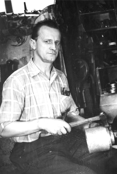 Kopparslagare Nils Wenström född 1921 i Vimmerby nu i Silverdalen. 