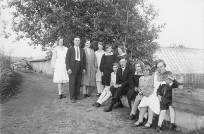 Hällebacka handelsträdgård

Många av bilderna i mappen Hällebacka kan lika gärna vara tagna kring Lidhem Locknevi.Trädgårdsmästare Johan Edvard Johansson flyttade till Hällebacka 1928 och byggde antagligen upp huset och handelsträdgården för Hällebacka omnämns inte i församlingsboken innan de flyttar dit. Johansson var trädgårdsmästare på Lidhem innan de flyttade till Vimmerby, därför är många bilder tagna där. Johan Edvard var gift med Alma Persdotter och det är deras fyra barn som förekommer på många bilder i den här mappen, Alma, Elsa, Nils och Erik Johansson. 

