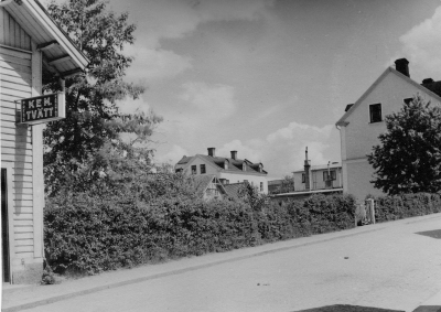 Grönsiskan till höger Sevedegatan 25 till vänster Sevedegatan 21 (Koppargården). T.E
