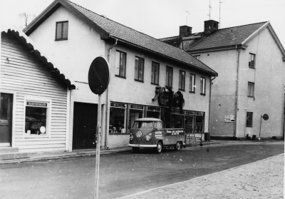 Rönnbärsgatan 1972 Husen till vänster revs när Kvalitetsmöbler byggde 1972. T.E.