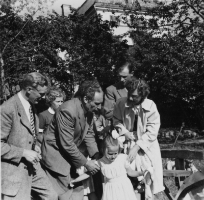 Gösta Jonsson, verkmästare Olsson, fru Granat med dotter, bakom Gunnar Karlsson, Kuvehult.