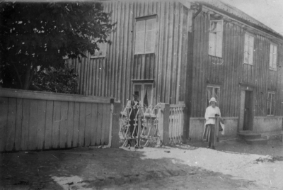 Storgatan 6, Gösta Leanders hus 1. Emil Åberg, snickare  2. Lilian Lindblad, Oskarshamn, dotter till Fotograf Lindblad,Vimmerby, sedan  Oskarshamn.   T.E.
