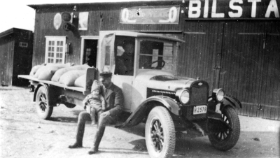 Bilen Chevrolet 1926  Ambulansförare Knut Johansson har Folke Kasks son Knut i knäet 1926 .Bilen tillhör brödrna Kasks åkeri Vimmerby, där Knut Johansson var anställd.I slutet av 30 eller 40-talet, tog Knut Johansson anställning som ambulansförare på Vimmerbys enda ambulans, där han ensam tjänstgjorde dygnet runt, lördagar som helg. Först 1945 ordnades med avbytare varanna helg.   