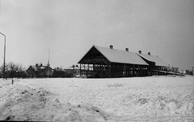 Kampens ladugård rives. 