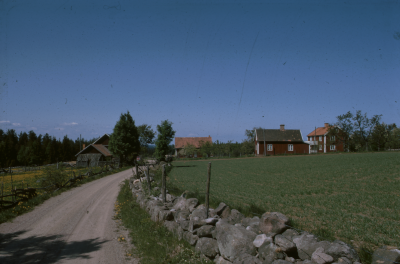Väg hus uthus åker stenmur 

090525/KG