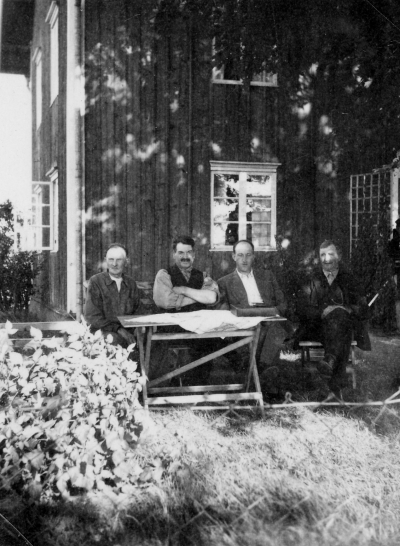 Gebo Vimmerby landsförsamling
Från vänster: August Andersson Gebo. Hjalmar Karlsson Gebo. Alrik Andersson ( son till August A ) Okänd. 