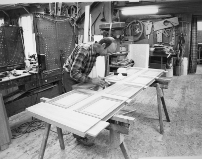 Dokumentationsfotografering av tillverkningsprocessen på Snickargården.
Vårvintern 1988
Tillverkning av fransk pardörr.
Avbildade personer:
Tönnes Andersson
Bernth Ericsson
Lillan Ericsson
Alvar Andersson
Bildmaterialet användes senare till en skärmutställning om Snickargården som visades på Vimmerby Bibliotek