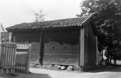 Byggnad å Klockaregården (uppföres de sista dagarna i juli 1930 i Gästgivarehagen). 