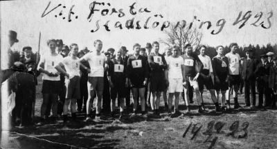 V.I.F:s  Första Stadslöpning 29/4 1923.   1) Hugo Stenberg Målare  2) Torsten Johansson "Klipp"  Handl.  3) Knut Orrhammar Vaktmästare  4) Nils Perfekt "Pajo" Journalist  5) Nisse Tolf Gamleby  6) John Andersson  7) Kalle Botesgård  8) Kalle Norman, Konsumanställd  9) Arne Sköldborg, Bilförsäljare  10) Martin Olsson, Gullringen  11) Gustaf Nordén, Charkuterist  12) Malse Sköldborg, Chaufför  13) Edvard Ekman 