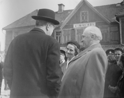 Före avresan,  Kung Gustav VI Adolf samtalar med Häradshövding Emil Severin och fru Maj.           