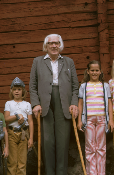 Josef Högstedt " Pelle Näver "  i mitten

090512/KG