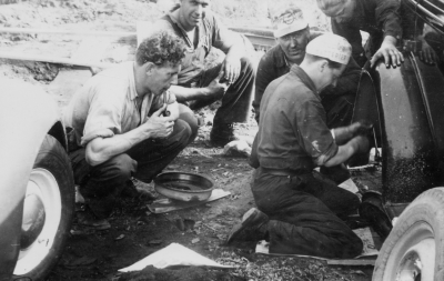 Firman Bilreparationer Västra Tullen 
Reparation av Cheva 1930
Från vänster: ? . Alf ? . Birger och Tage Karlsson Gebo Vimmerby