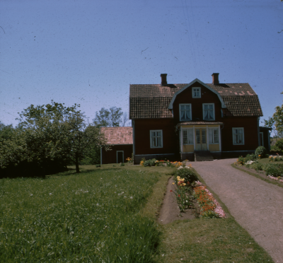 Hus trädgård 

090511/KG