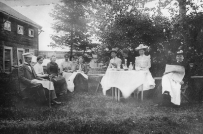 Fotot tagit på Fagerholmska gården i Vimmerby. Från vänster 1. Tor Wahlberg, Borgmästargården  2. Ingeborg Forsell, dotter till veterinär Forssell  3. Prostinnan Blidberg  4. Berta Blidberg  5. Ingrid Forssell  6. Sigrid Wahlberg  7. Edit Westberg  8. Eva Wahlberg ( fru tillTor Wahlberg )  9. Fru B. Forssell.   