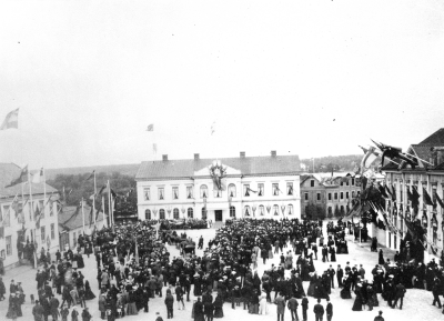 Kungabesöket 1902. Se huset som Berggren byggde till höger om hotellet, taket är under byggnad, blev färdigt samma år.   T.E.

Järnvägsinvigningen 1902.  T.E.