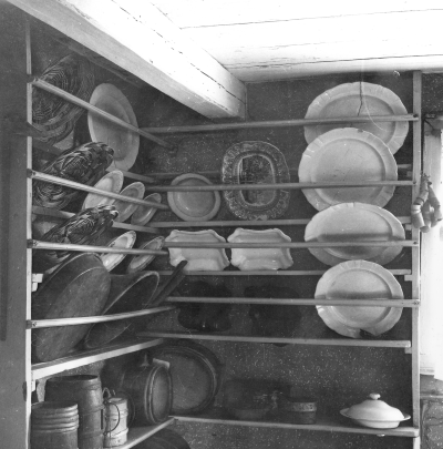 Porslinshylla i Norra tullstugan i Gästgivarehagen Vimmerby 1979.  