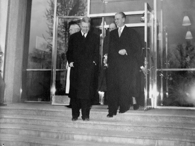 Kungens Eriksgata  1. Kung Gustav VI Adolf,  2. Lars V. Lindén, riksdagsman och ordf. i landstingets f.u.  I profil till vänster bakom kungen ses överläkare Seved Neij, Vimmerby.      