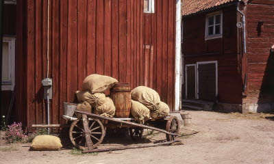 Vagn med säckar och tunna 
Från inspelningen av Emil i Lönneberga

090331/KG
