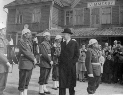Före avresa från järnvägsstation med bil. 1. Nils Lindblad, Konsum 2. Albin Carlsson järnhandlare, 3. Edvin Karlsson, "Tramphult", reparatör, 4.  5 Märta Lundberg fru, 6. Kerstin Lundberg fru, 7,  8 Hildur Winell fru, 9, ?10 Ture Grönkvist frisör, 11,? 12. Karin Waern, 16 Bertil Johansson, journalist.