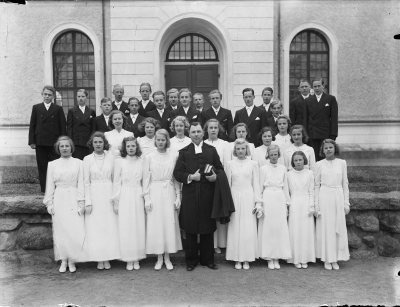 Konfirmation i Vimmerby kyrka 
Bakre raden från vänster: 1. ? 2. ? 3. ? 4. ? 5. Lars Engström " Lasse i koja " 6. ? 7. Gösta Svensson " Staken " 8. ? 9. Sven Gunnar Klarin 10. ? 11. ? 12. ? 13. Sture Forsberg 14. ? 15. ? 16. ? 
Mellanraden: 17. Birgit Sandström - Svensson 18. Siv Gustafsson - Johansson 19. ? 20. Iva Nilsson 21. ? 22. Alice Andersson - Strömdahl 23. Ann - Marie Ek - Wallenberg 24. Britt - Louise Nilsson 
Främre raden: 25. ? 26. ? 27. Inga Berg 28. ? 29. Kyrkoherde Anders André 30. Inga - M ? Roos 31. ? 32. ? 33 Ulle Andersson " Korpklev "