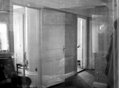Barnhemmet, Krön
"Meddelande
På förekommen anledning får jag härmed bedja de lantbrukare, som på hösten 1927 skänkte en del timmerstockar för uppförande av barnhemsbyggnaden i Vennebjörke, vända sig till mig före den 15 april för utfående av den ersättning, vartill de kunna anse sig vara berättigade. Då jag ej vet om barnhemmets verksamhet kommer att fortsätta efter detta års utgång, vill jag hava klarhet i denna sak. Vimmerby den 21 mars 1940. Mimmi Ingeström"
Vimmerby Tidning 20/3 1940



Dok.080214/RS