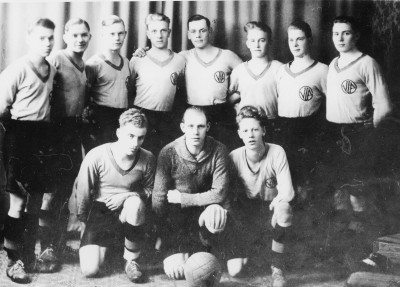 Stående från vänster  1. Tore Risberg, Typograf  2. Arvid Lind, Typograf  3. Eskil Holtz  4. Fritz Andersson, "Lunda" Träarbetare  5. Edvin Olivesjö, Metallarbetare  6. Göte Leijon, Målare  7. Gösta Norman  8.  Sittande  1. Gustav Ossovicki, Plattläggare  2. Ragnar Ax, Snickare ( Ståhls )  3. Allan Tambour  Vimmerby I.F:s reservlag 1931       
