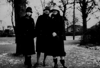 I mitten Linnéa Elg Vettermark med systrarna Almström i Vimmerby omkring 1925