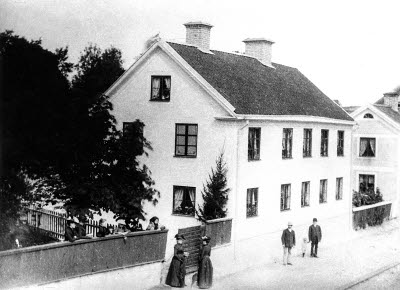 Storgatan 45, huset beläget mitt emot dåvarande National, numera Sevedegården. Vera Liljeblad växte upp i Nationalhuset, där hennes far var vaktmästare. Vid sekelskiftet Fröken Kristin Jonssons Gård? Fru Blomkvist (vid staketet i schalett), Fröken Kristin Jonsson (i porten).   