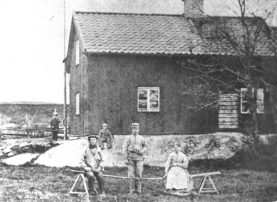 Repslagare Lars Magnus Bauman ( 1821-?)  med fru och söner vid hemmet. En sonson är filmregissör Schamyl Bauman. Anna Catarina Bauman född  Dyk 1823?