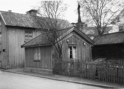 Rönnbärsgatan. I dessa hus bodde gatsopare John Hagman 1960-talet Tengvalls hus till höger. T.E.