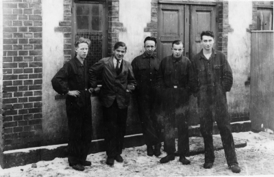 Utanför Vimmerby Tidnings tryckeri på Storgatan. Från vänster  1. Allan Tambour, Typograf Vimmerby, född 1907 död 1972.  2. Arvid Lind, maskinsättare,född 1912 död 1953.  3. "Mille" Karlsson maskinsättare Vimmerby, sedan Kristinehamn.  4. Folke Ringborg, Metallarbetare  5. Nils "Nisse" Kask, f 1916 Militär          