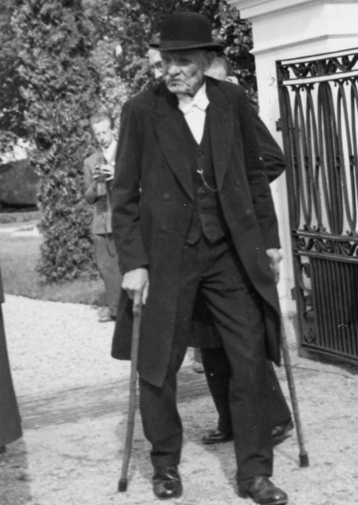 J.A.Bergsten Stensborg, Djursdala. Fotot taget vid grindarna till Djursdala kyrka i slutet av 1940-talet i samband med "De gamlas dag".