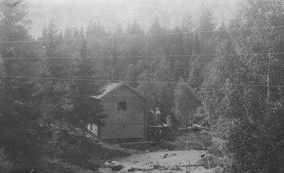 Fru Ida Ingnell Fogdegatan 23 Ljungby

Kexholm den 13 / 9 1917
" Ma...? gratulera på det hjärtligaste den  14 / 9 1917 af oss här i Åsheda. Wi mår bra här, hoppas ni gör detsamma, Jag väntar på ....? nu. Kära hälsningar medföljer. .....?
