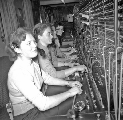 Televerket (fanns på övervåningen i huset som nu inrymmer Museet Näktergalen)  fr v 1 AnnaLisa Sjölander, 2, 3, 4 MajBritt Månsson ( Johansson )

Dok.110622/KG