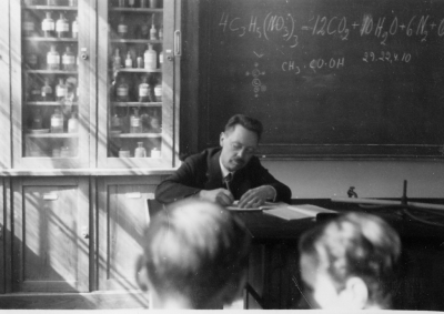 Lektion i kemi
Erik Wahlberg

Dok.090703/SJ