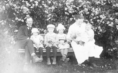 Anton Andersson, Greta Andersson gift Almér, Ingvar Andersson ( Polismästare Jönköpings län), Ingrid Andersson gift Alexandersson, Elin Andersson, Maj Andersson gift Vangenborg.