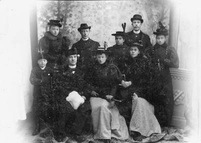 1. Sigrid Wahlberg  2. John Barkman, handlare och rådman  3. Emy Winell  4. Ragnar Theorin  5. Gertrud Walberg  6. Karl Wärnberg (Kallle muck)  7. Berggren Farmacent  8. Anna Barkman  9. Ellen Wärnberg gift Theorin.          