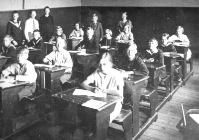 Bertil Thunberg Överstelöjtnant,  Erik Nilsson Sjundekvill,  Lennart Andersson från Knabbarp,  Sten Karlberg,  Karl-Erik Palén, Sthlm,  Erling Ekborg, död, Nilo Jonsson,  Vanja Dunér gift Ranby, Sthlm,  Elsa Blomberg född. Hallberg, Kopparberg,  Alf sjögren med lic. död,  Sven Hoffstedt skattedomare, Socktholm,  Stina Borgis född Barkman, Tyskland,  Märta Rundqvist, Vimmerby,  Margit Törnell gift Löfstedt, Lidingö,  Karin Kihlström, Stockholm,  Artur Jonsson,  Karl- David Nyberg, bankdirektör Nässjö, Malmö,  Sture Wahlsten, Anna-Stina Ståhl gift Hansson.  