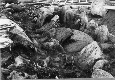 Forngravarne 
Hällkistan sedd från sydväst, delvis utgrävd med täckhäll blottad.
Den 11/6 1931