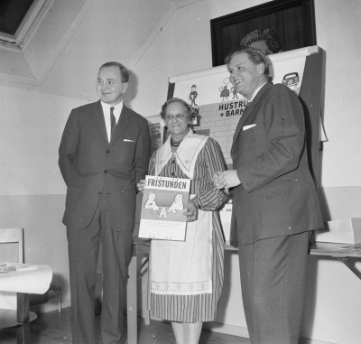 Arbetarrörelsen
Kvinnogillet ? ordförande Elvira Andersson och distriktcheferna Bengt Lindström och Georg Ganneby

Dik.111021/KG