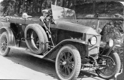 Södra Vi Bilmärke Belgi Max Vimmerbys första taxi? I baksätet Carl-Olof Winqvist vid ratten Stig Jonasson vid en paus i Hummelstad.  (ingen pappkopia)   Okänd