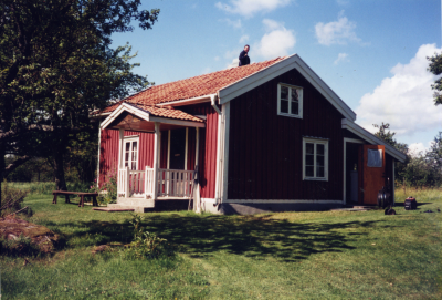 Allan Jonssons egen dokumentation: " Sotaren i Nilseryd 2001. Nilseryd i Frödinge 16 hektar "32 tunland" som vi fick köpa på grund min fru Lisbeths släktskap till dåtida ägare år 1973. Huset och ladugården är fortfarande i gott skick. Sotaren sitter på skorstenen".