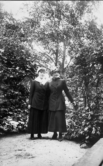 Fröken Sund och fröken ?
Örebro 1915