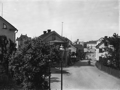 Norrtullsgatan mot torget

Före 1908 då elljuset avlöste luselamporna. 