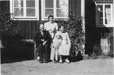 Troligen Slättfall i Vimmerby.  Från vänster  Anton Emil Karlsson född 1868, i Sund, Locknevi död 1952 i Slättfall. Hemmansägare i Tibbhult Hjorted Från1896. Övriga okända.  