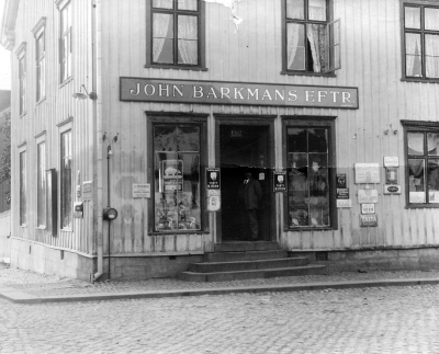 Henry Thörnqvist ( John Barkmans eftr. ) vid torget 1920-1923.   T.E.