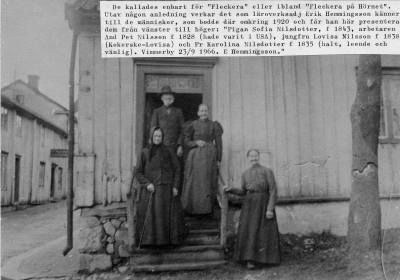 Östra Tullen, Storgatan. Fleckera eller Fleckera på Hörnet. Östra Tullhuset år 1904, [---]? V-by stad. 3 Jungfru Lovisa Nilsson 38 (Kokerske-Lovise), 1 Piga Sofie Nilsdoter 43, 4 Fru Karolina Nilsdotter 35 (halt, leende och vänlig), 2 Arb. And. Pet. Nilsson 28 (Hade varit i Amerika) Mamsell Josefina Rosander 23  (enl. Ebba Svensson av släkten Stussberg) Vimmerby 23/9 1966 E Hemmingsson Till v. Törnbergska huset  De kallades enbart för "Fleckera" eller ibland "Fleckera på Hörnet". Utav någon anledning verkar det som läroverksadj Erik Hemmingsson känner till de människor, som bodde där omkring 1920 och får han här presentera dem från vänster till höger: "Pigan Sofia Nilsdotter, f 1843, arbetaren And Pet Nilsson f 1828 (hade varit i USA), jungfru Lovisa Nilsson f 1838 (Kokerske-Lovisa) och Fr Karolina Nilsdotter f 1835 (halt, leende och vänlig). Vimmerby 23/9 1966. E Hemmingsson". T.E.